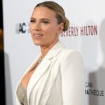 Scarlett Johansson Colin Gesture Cleavage (19 Photos) 13 Scarlett Johansson Tits 624x661 1