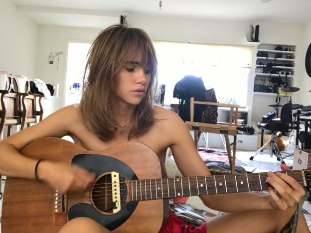 Suki Waterhouse Nude Sexy TheFappening.pro 9 624x468 1