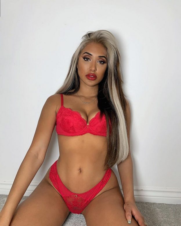 Zahida Allen Sexy Xmas TheFappening.Pro 2 624x779 1