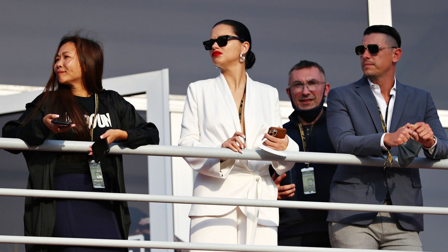 adriana-lima-braless-in-qatar-thefappening-cfd-5 Adriana Lima Hot