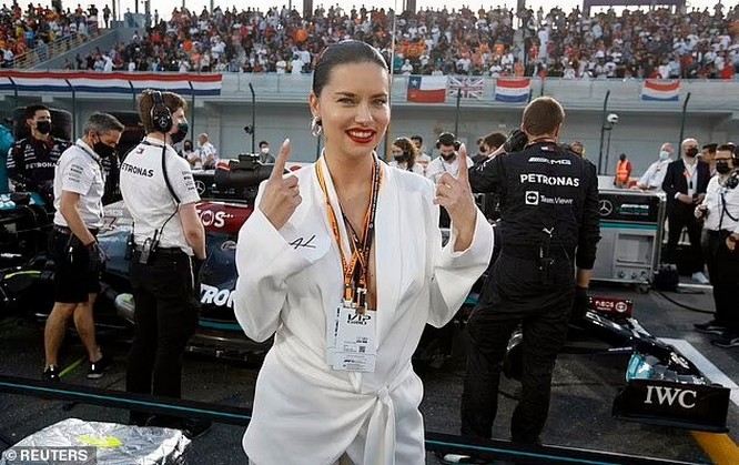 adriana-lima-braless-in-qatar-thefappening-cfd-7 adriana lima braless in qatar thefappening cfd 7
