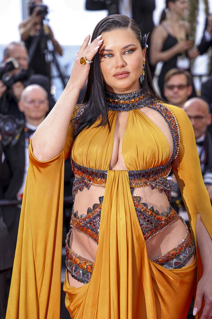 adriana-lima-sexy-preggo-thefappening-cfd-1 Adriana Lima Pregnant