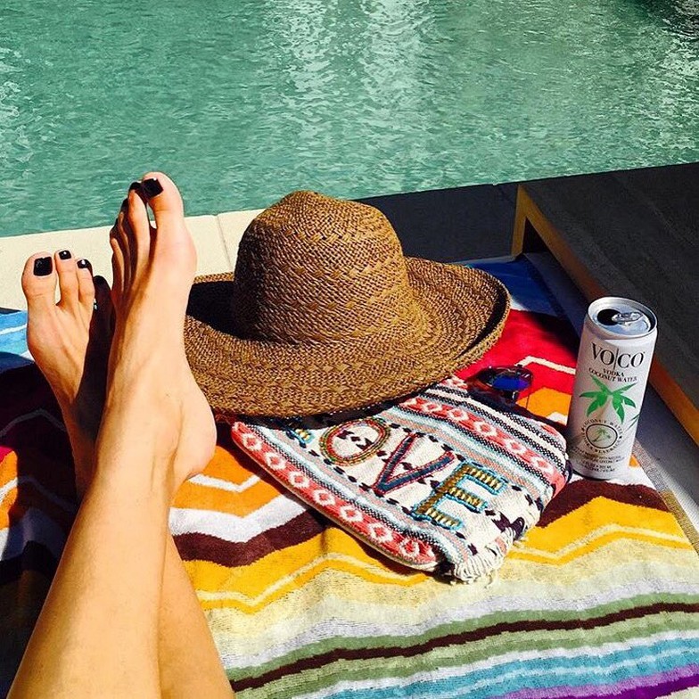 alessandra-ambrosio-barefoot-thefappening-cfd-21 Alessandra Ambrosio FEet