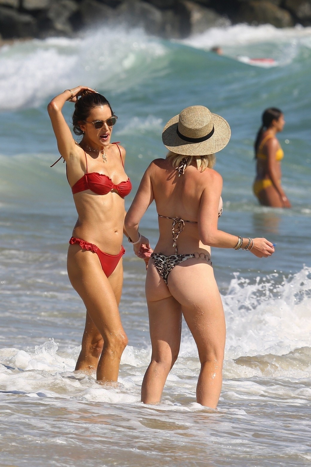 alessandra-ambrosio-sexy-ass-and-her-busty-girlfriend-thefappening-pro-32 alessandra ambrosio sexy ass and her busty girlfriend thefappening pro 32