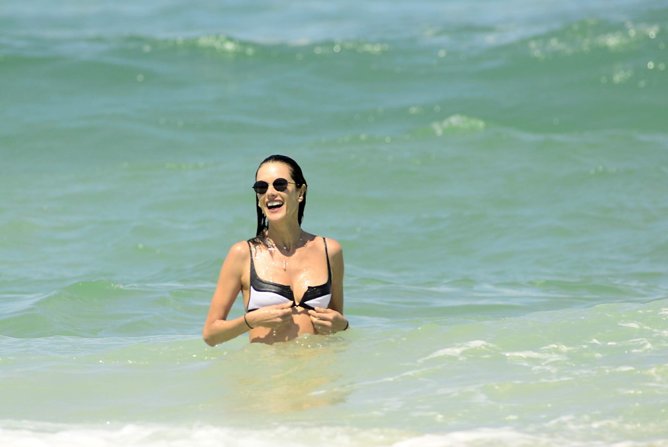 alessandra-ambrosio-sexy-bikini-10-1 alessandra ambrosio sexy bikini 10 1 scaled