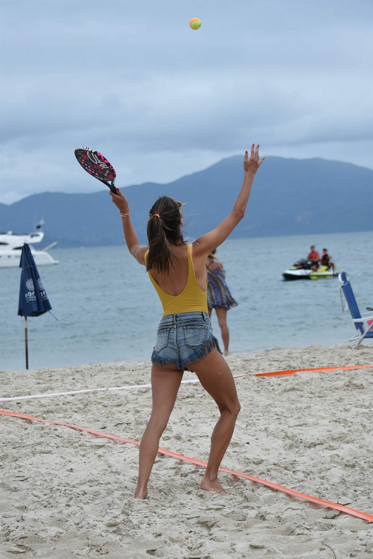 alessandra-ambrosio-sexy-bikini-ass-2 alessandra ambrosio sexy bikini ass 2