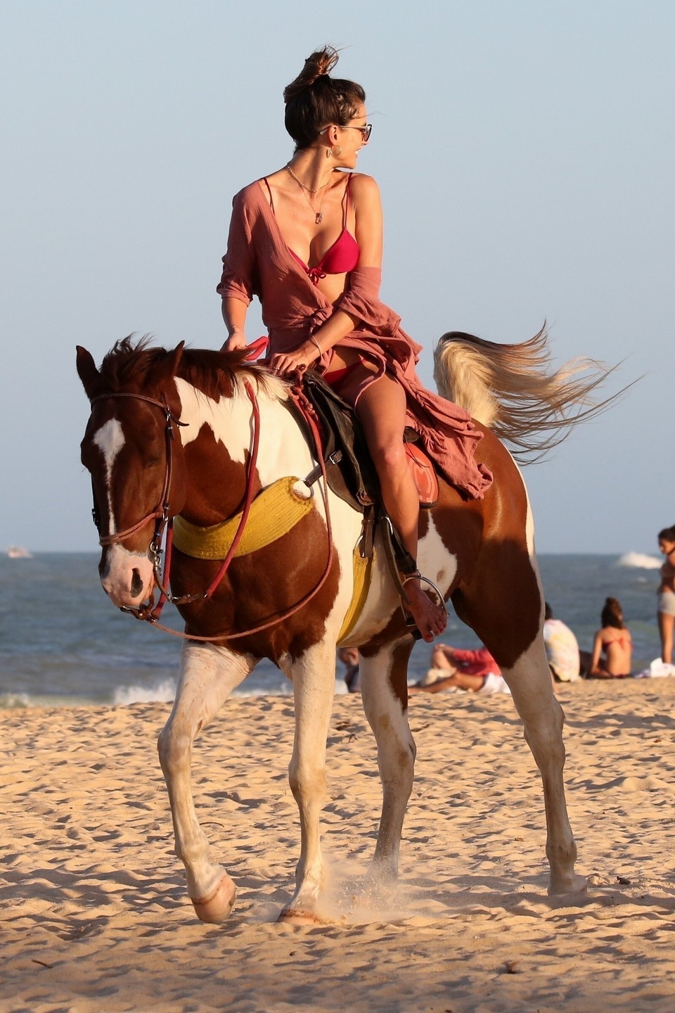 alessandra-ambrosio-sexy-on-a-horse-thefappening-cfd-23 Alessandra Ambrosio Barefet