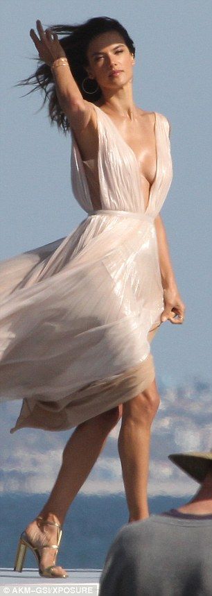 Alessandra-Ambrosio-Sexy-Photos-13