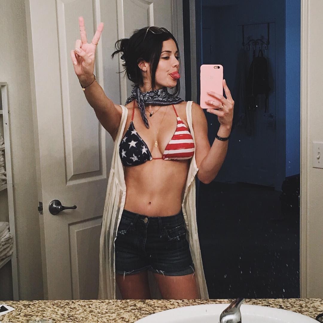 ali-cobrin-sexy-thefappening-cfd-3 Ali Cobrin Selfie