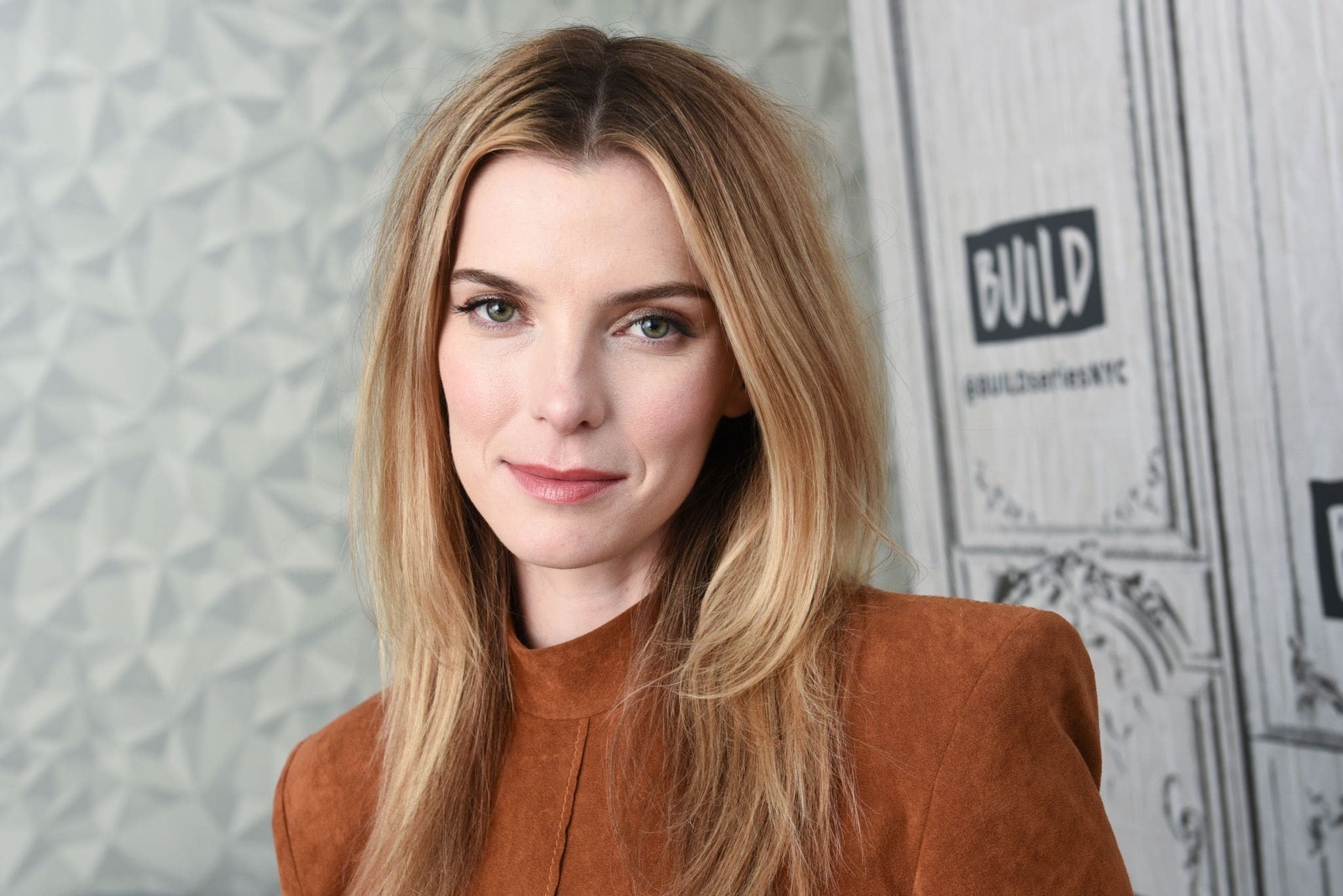 alison-brie-and-betty-gilpin-sexy-thefappening-cfd-25 Betty Gilpin Cute
