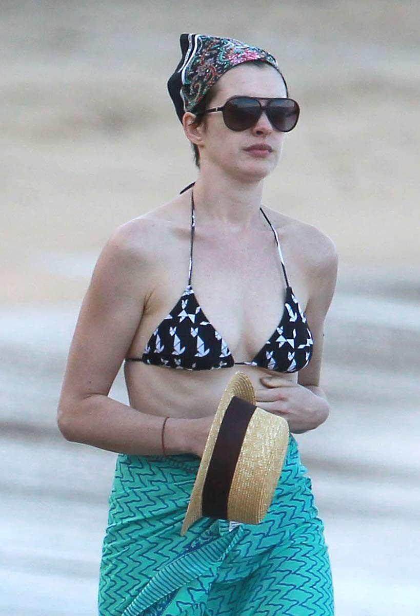 anne-hathaway-bikini-thefappening-cfd-19 Anne Hathaway Polka Dot Bikini
