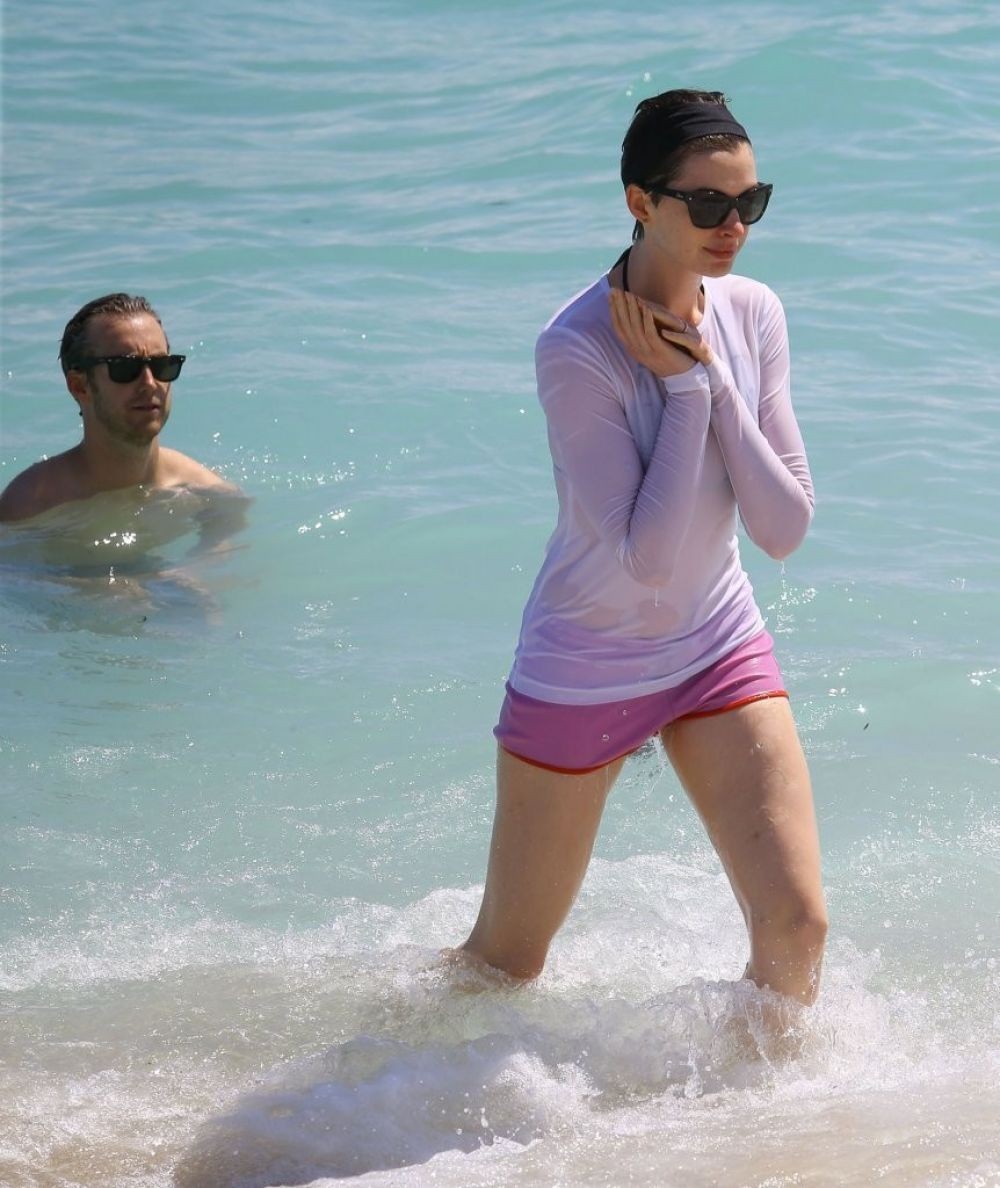 anne-hathaway-bikini-thefappening-cfd-24 anne hathaway bikini thefappening cfd 24
