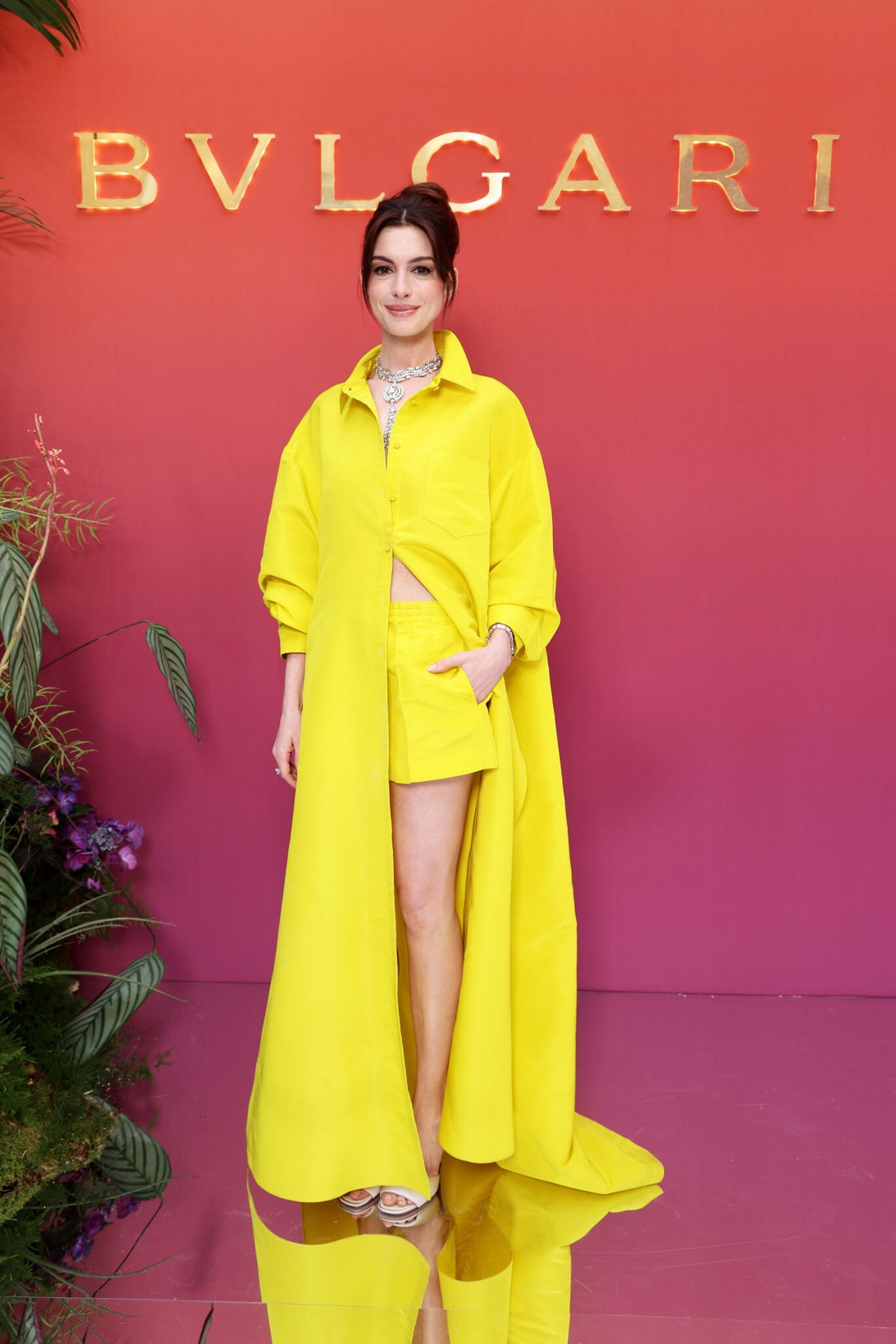 anne-hathaway-sexy-in-yellow-thefappening-cfd-2 Anne Hathaway Sexy Legs