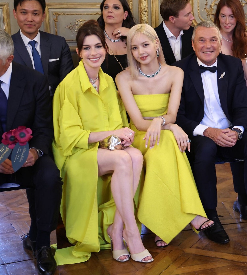 anne-hathaway-sexy-in-yellow-thefappening-cfd-8 Anne Hathaway Legs Upskirt