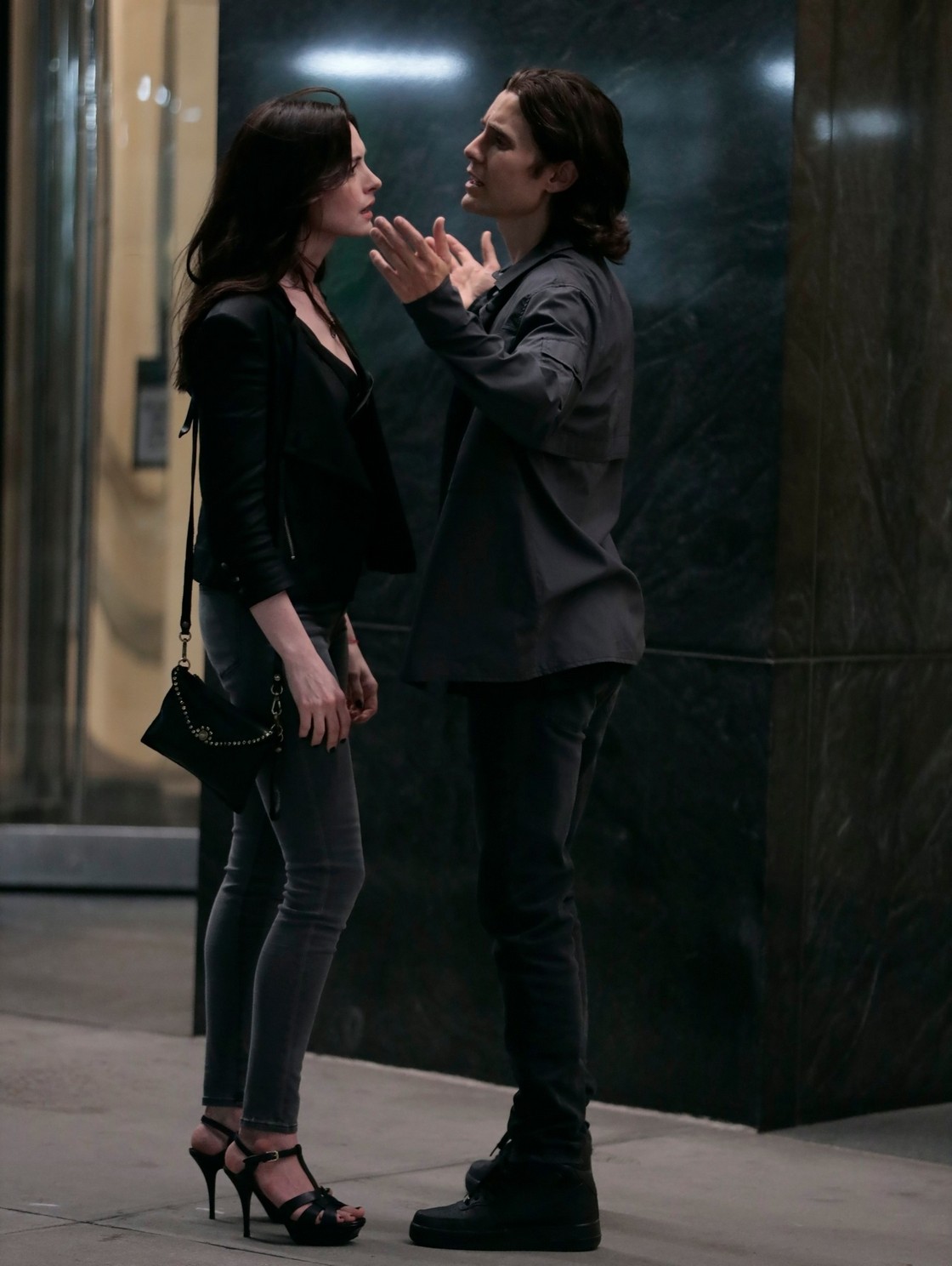 anne-hathaway-sexy-on-the-set-of-wecrashed-in-ny-thefappening-cfd-1 anne hathaway sexy on the set of wecrashed in ny thefappening cfd 1