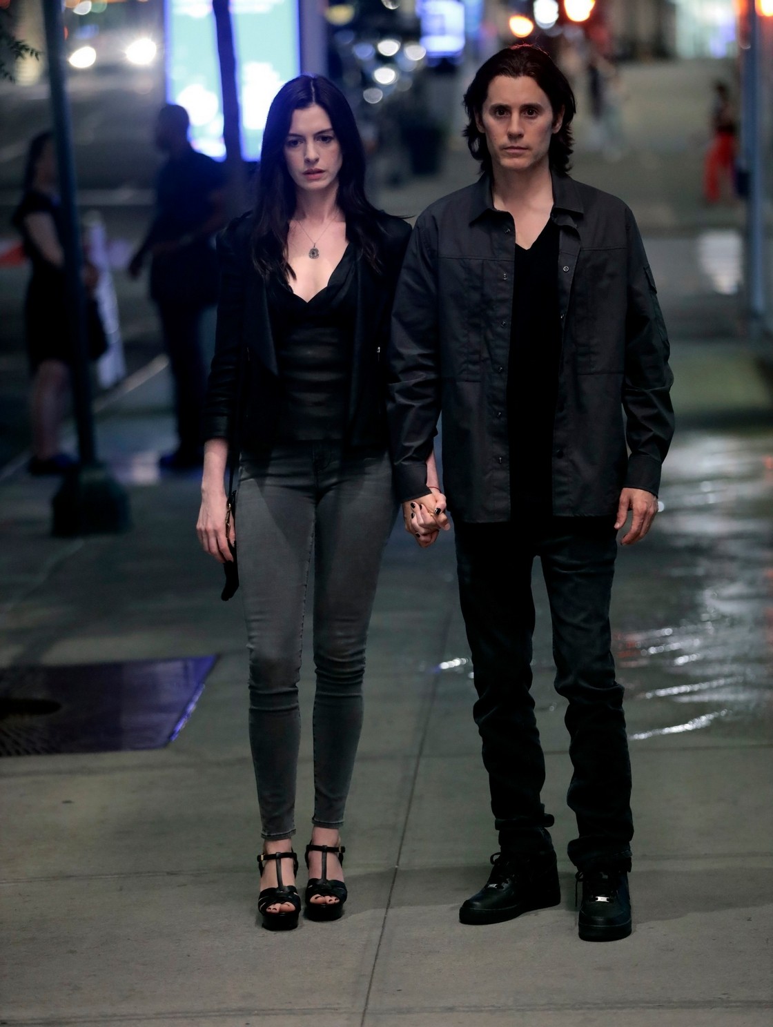 anne-hathaway-sexy-on-the-set-of-wecrashed-in-ny-thefappening-cfd-4 Anne Hathaway And Jared Leto On The Set Of WeCrashed In NY
