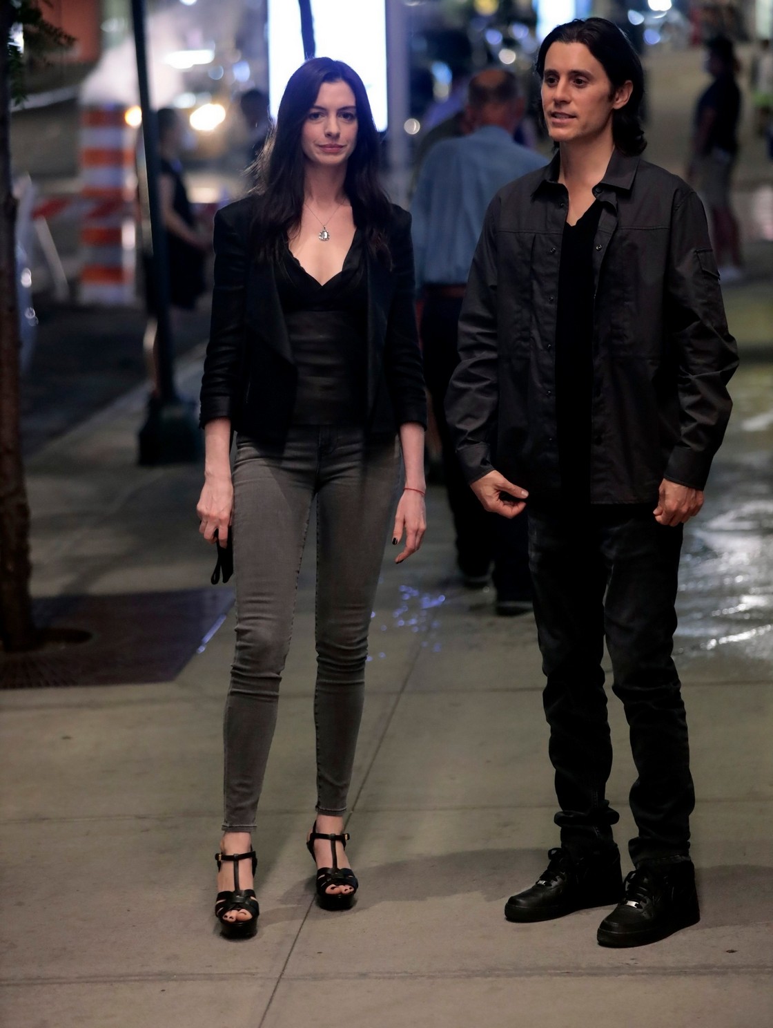 anne-hathaway-sexy-on-the-set-of-wecrashed-in-ny-thefappening-cfd-7 anne hathaway sexy on the set of wecrashed in ny thefappening cfd 7