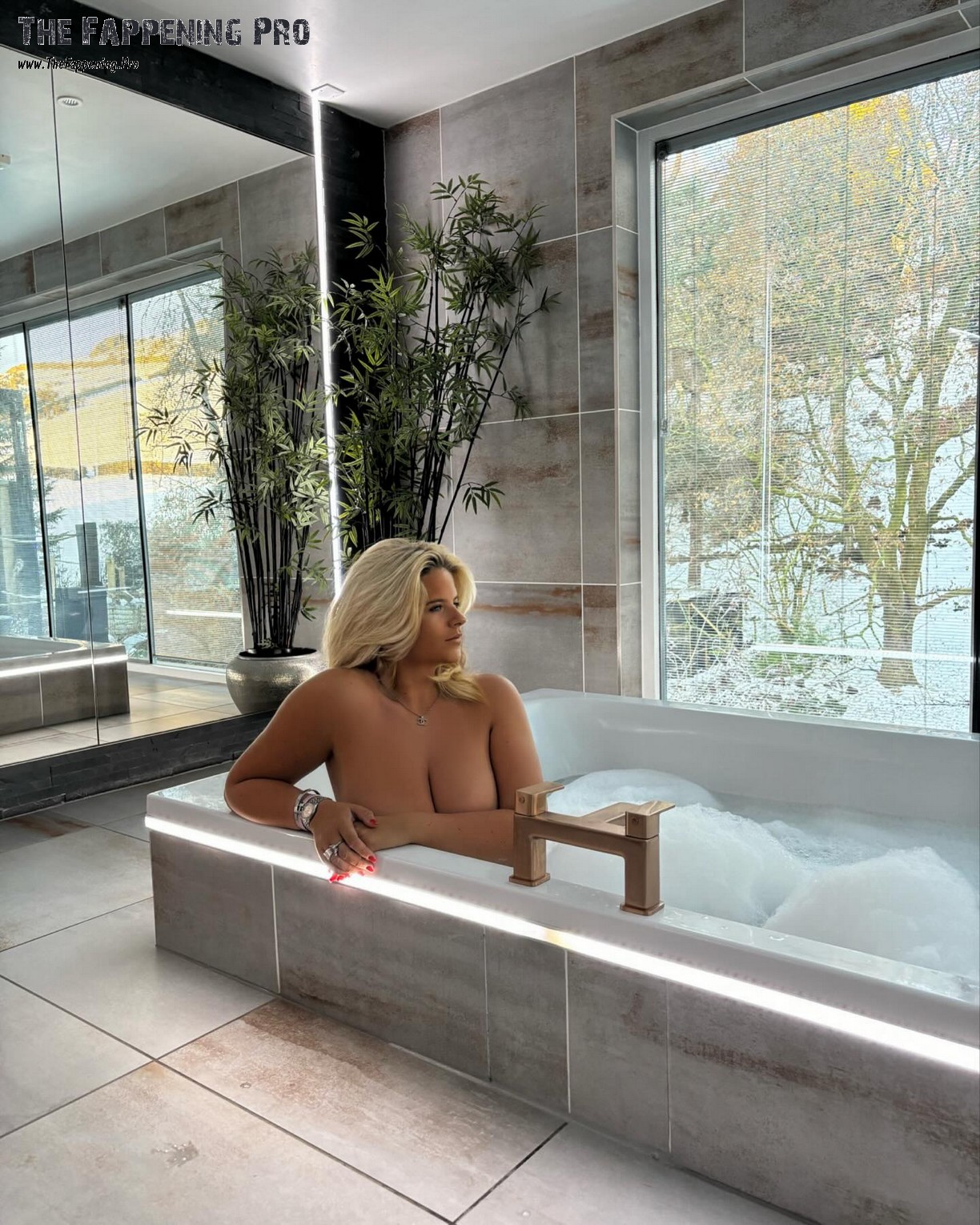 apollonia-llewellyn-sexy-thefappening-cfd-32 Apollonia Llewellyn Naked In Bath