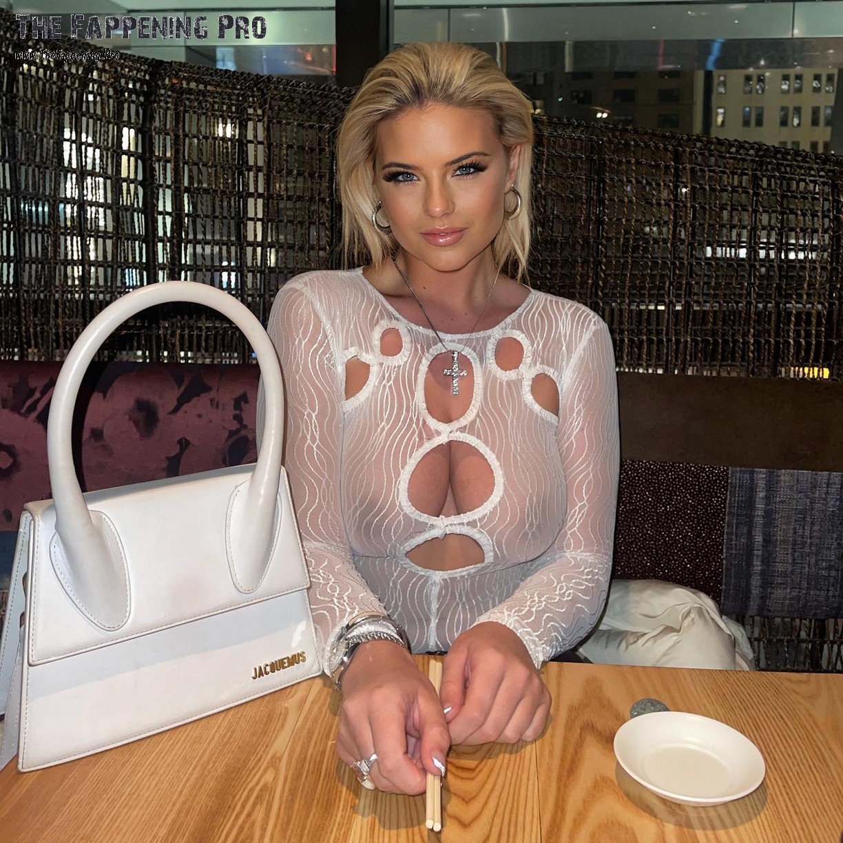 apollonia-llewellyn-sexy-thefappening-cfd-6 Apollonia Llewellyn Exposed Her Tits In Public