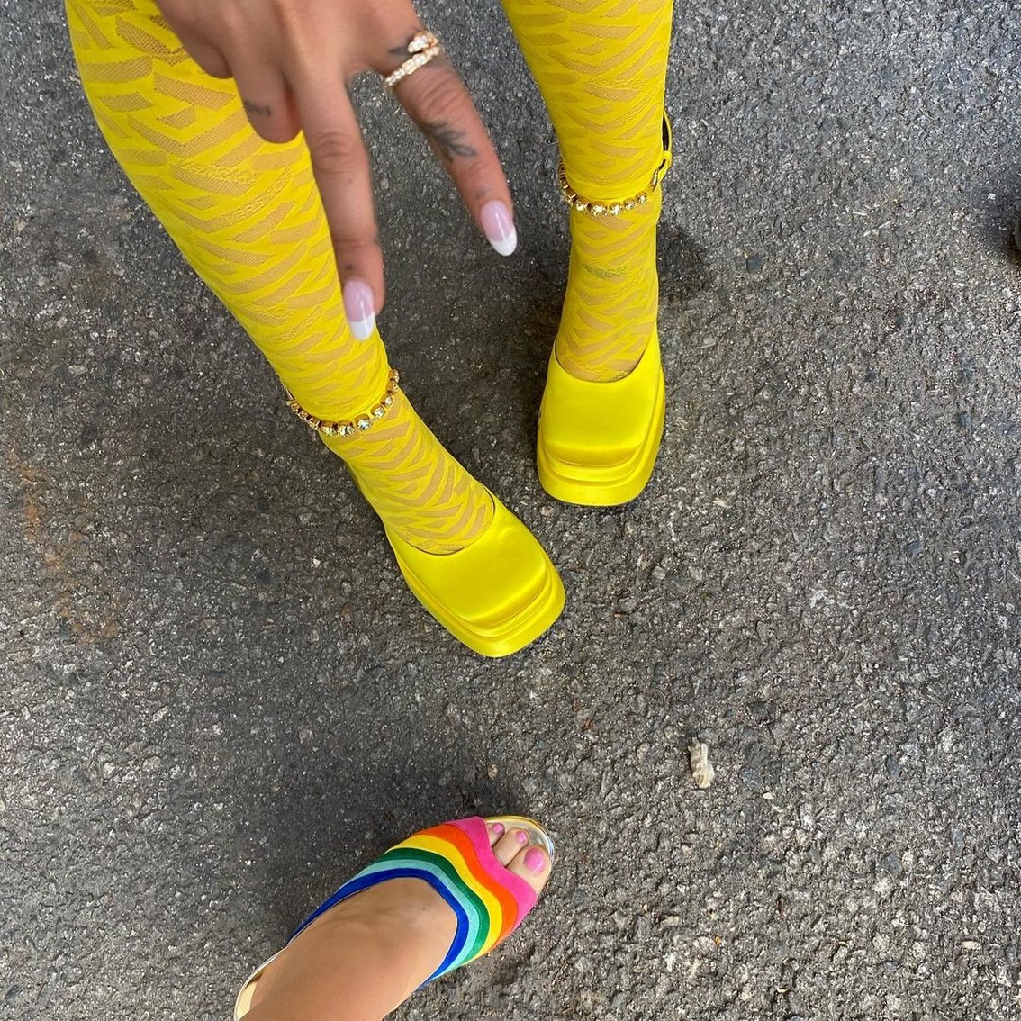 ariana-grande-hot-in-yellow-dress-thefappening-cfd-1 Ariana Grande Legs
