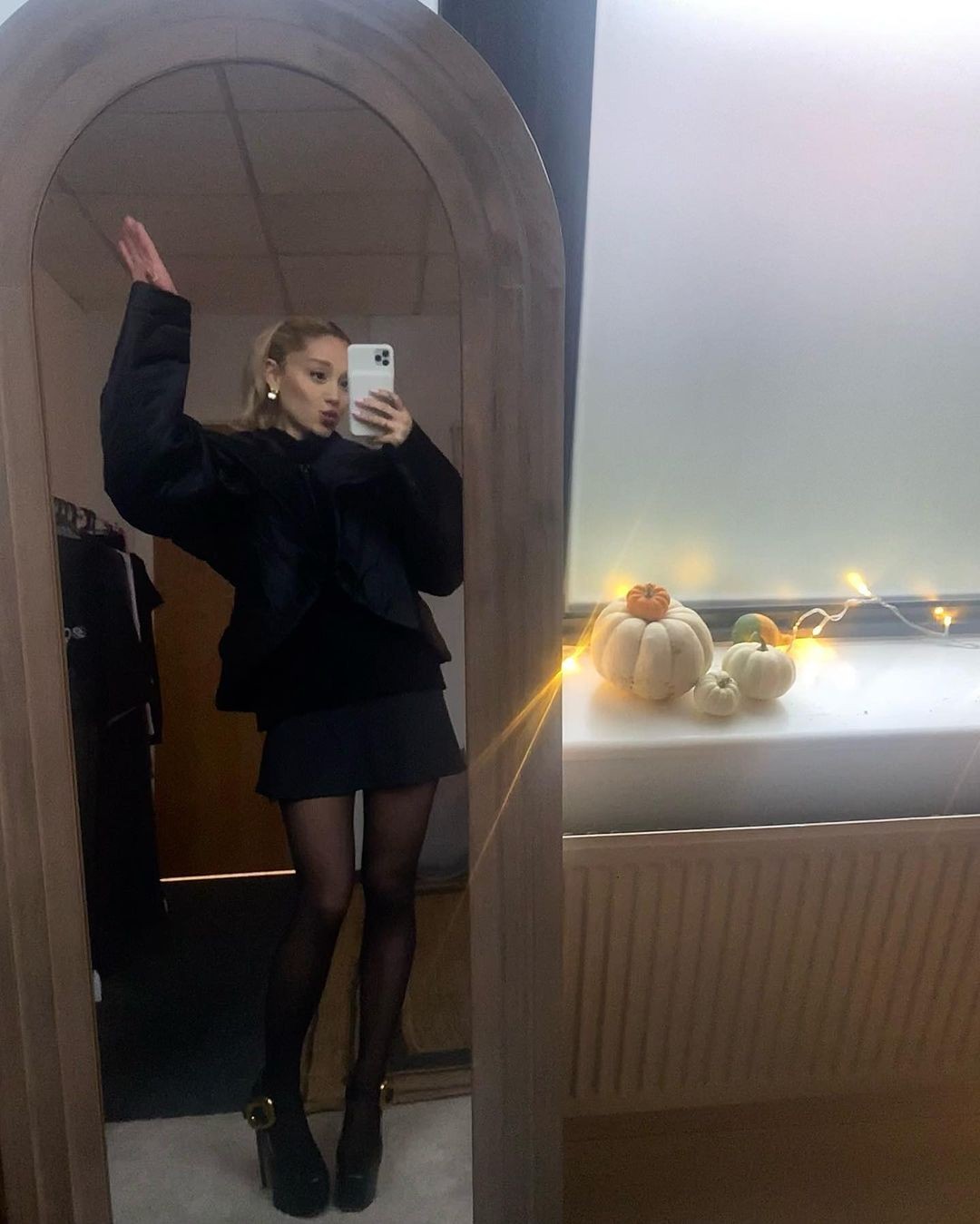 ariana-grande-leggy-thefappening-cfd-1 Ariana Grande Sexy Legs