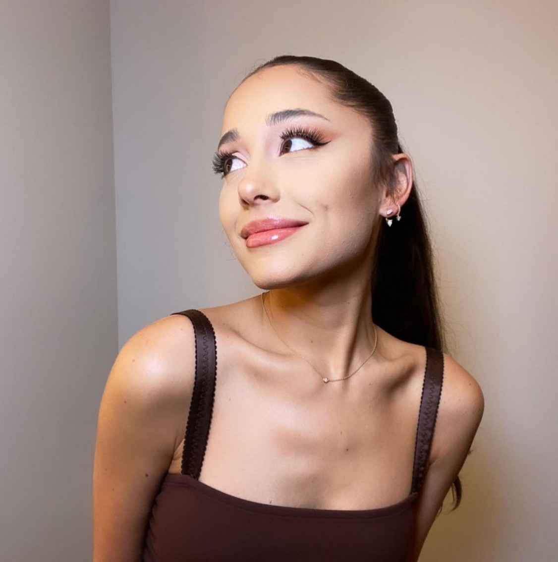 ariana-grande-sexy-in-pink-thefappening-cfd-1 Ariana Grande Sexy By Mimi Cuttrell