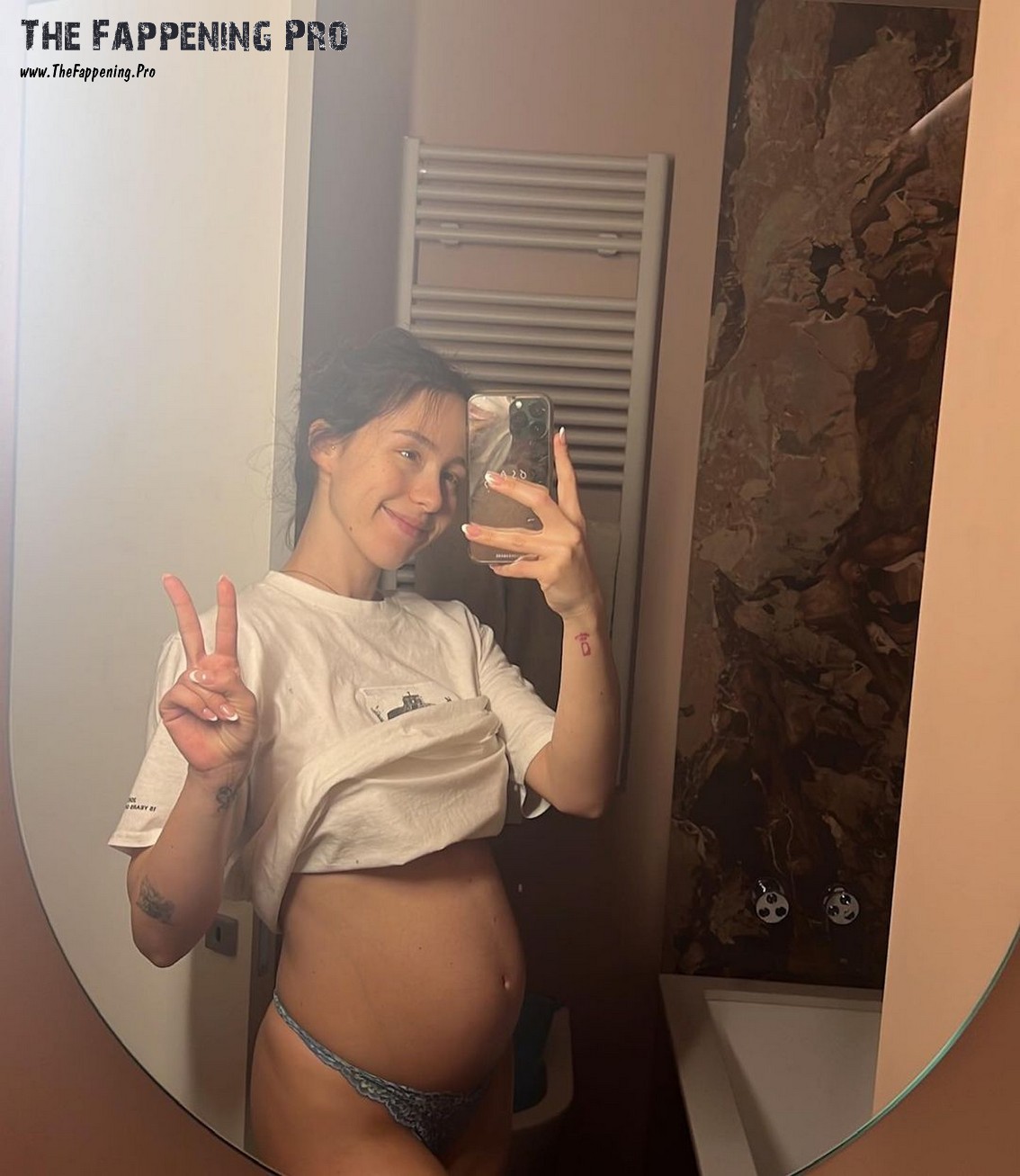 aurora-ramazzotti-selfie-thefappening-cfd-1 Aurora Ramazzotti Leaked Pregnant Selfie