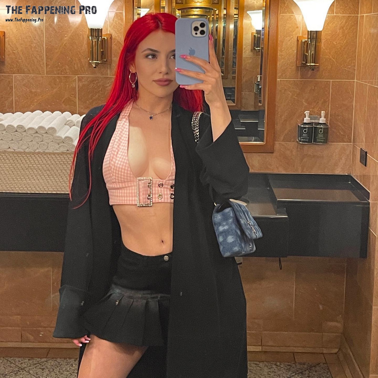 ava-max-selfie-thefappening-cfd-5 ava max selfie thefappening cfd 5