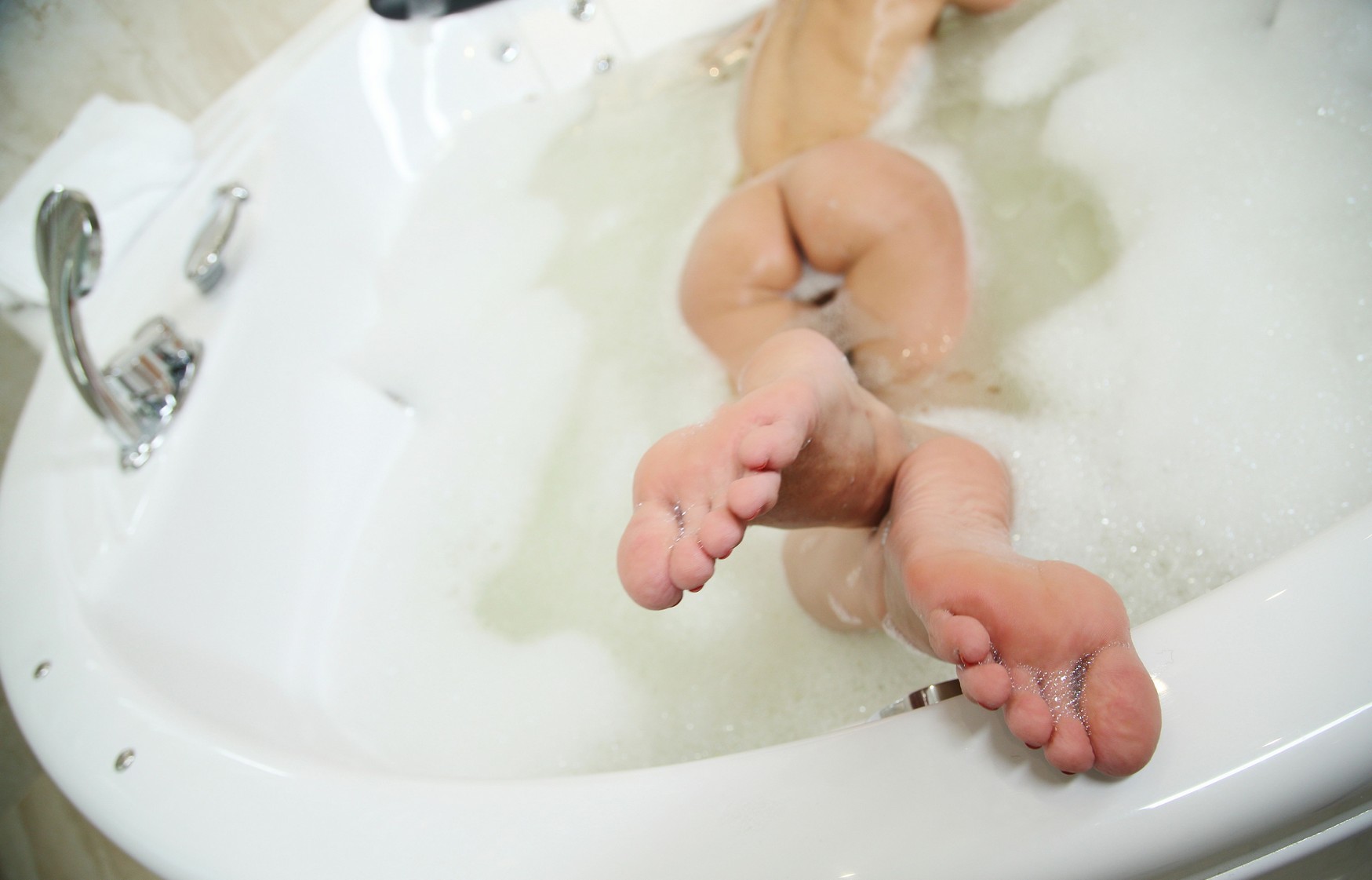 avery-nona-nude-in-a-hot-tub-thefappening-cfd-50 Avery Nona Feet