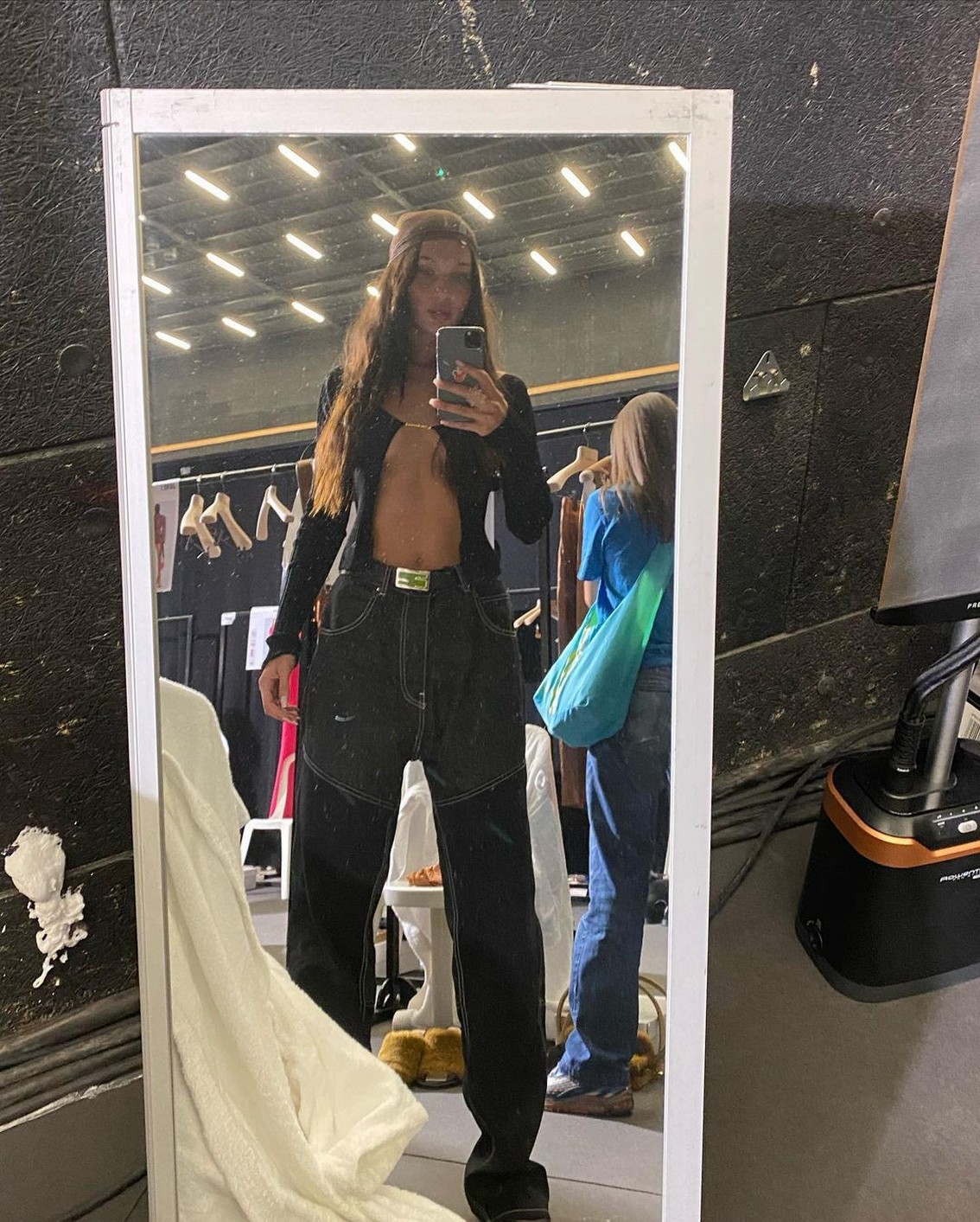 bella-hadid-hot-in-nude-cardigan-thefappening-cfd-3 bella hadid hot in nude cardigan thefappening cfd 3