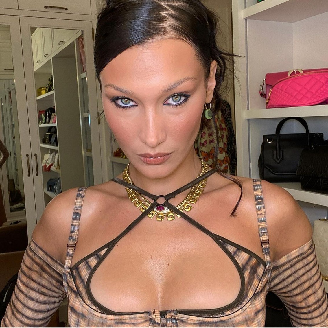 bella-hadid-hot-selfie-thefappening-cfd-2 Bella Hadid Cleavage