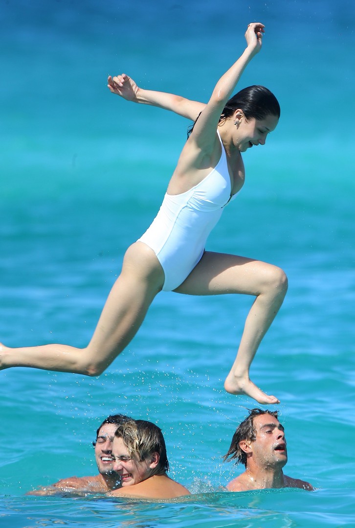 bella-hadid-in-white-swimsuit-122 Bella-Hadid-in-White-Swimsuit-122