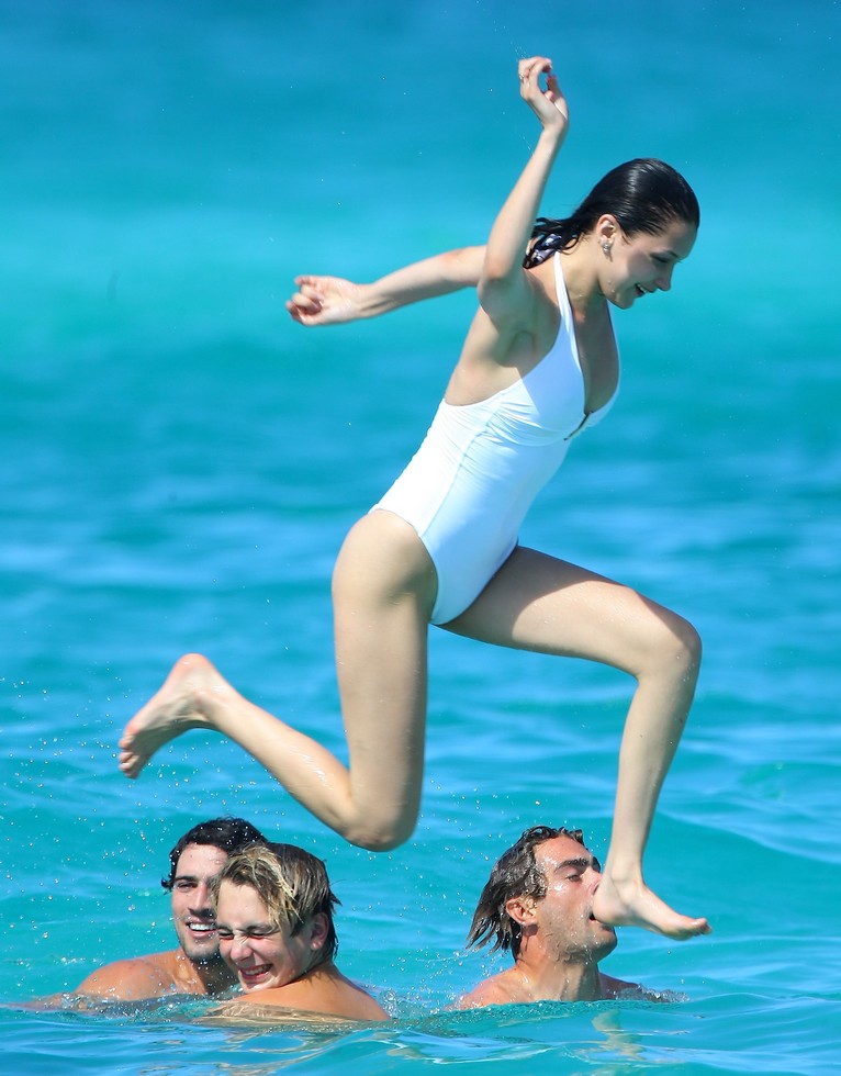 bella-hadid-in-white-swimsuit-125 Bella-Hadid-in-White-Swimsuit-125