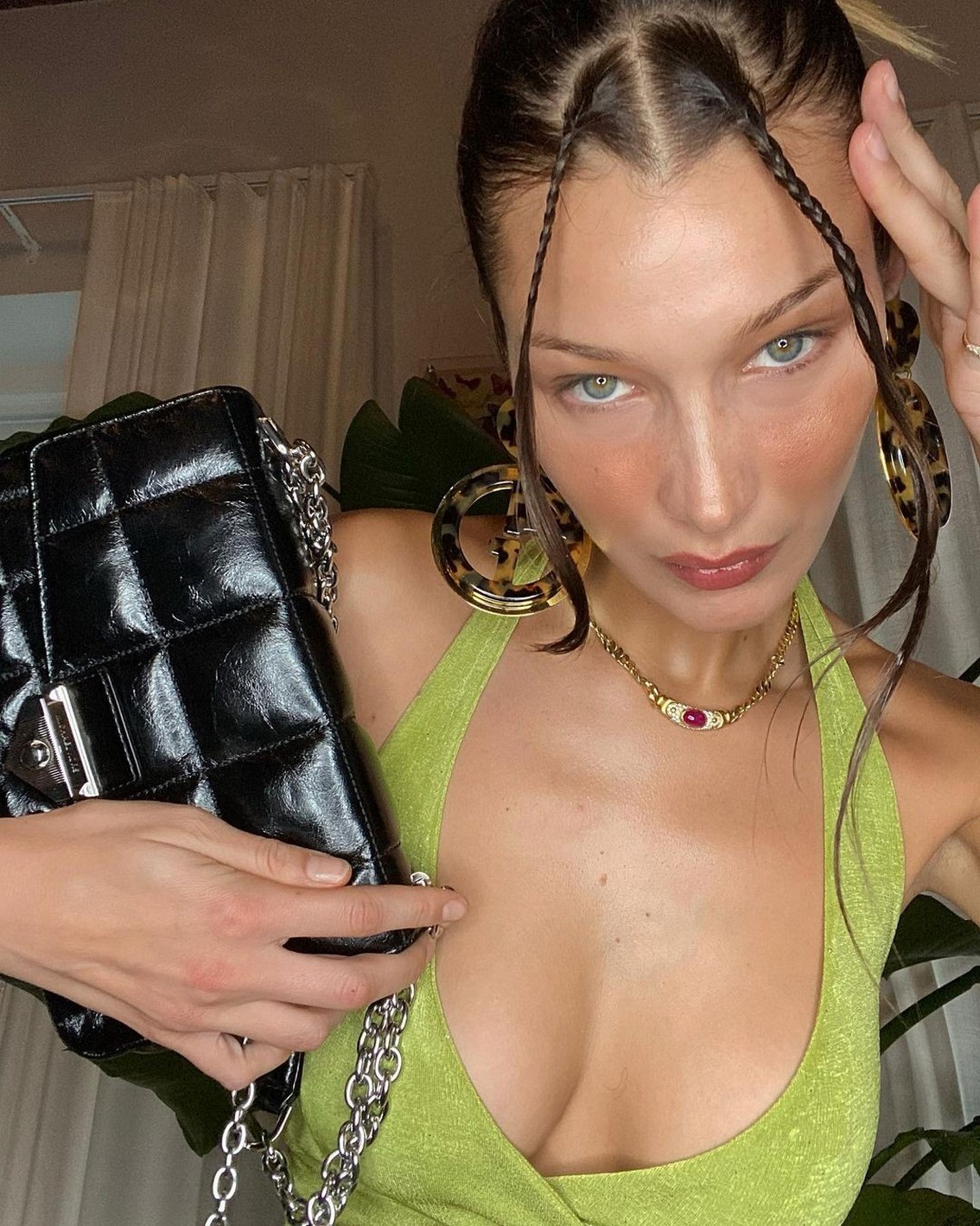 bella-hadid-sexy-in-a-curvy-mini-with-michael-kors-bag-thefappening-cfd-6 Bella Hadid Fappening