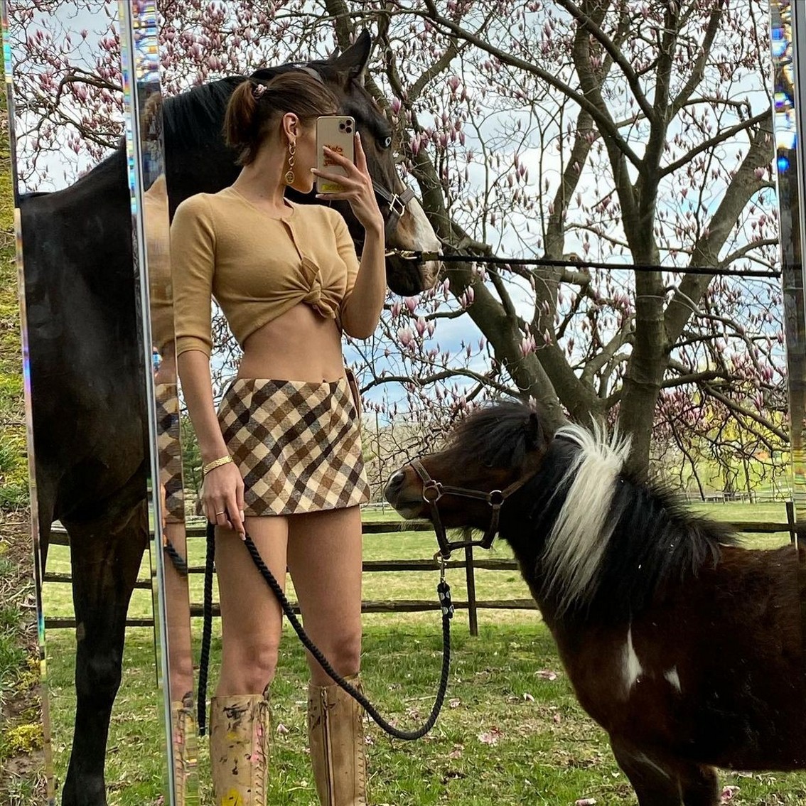 bella-hadid-sexy-in-short-skirt-thefappening-cfd-2 Bella Hadid Short Skirt