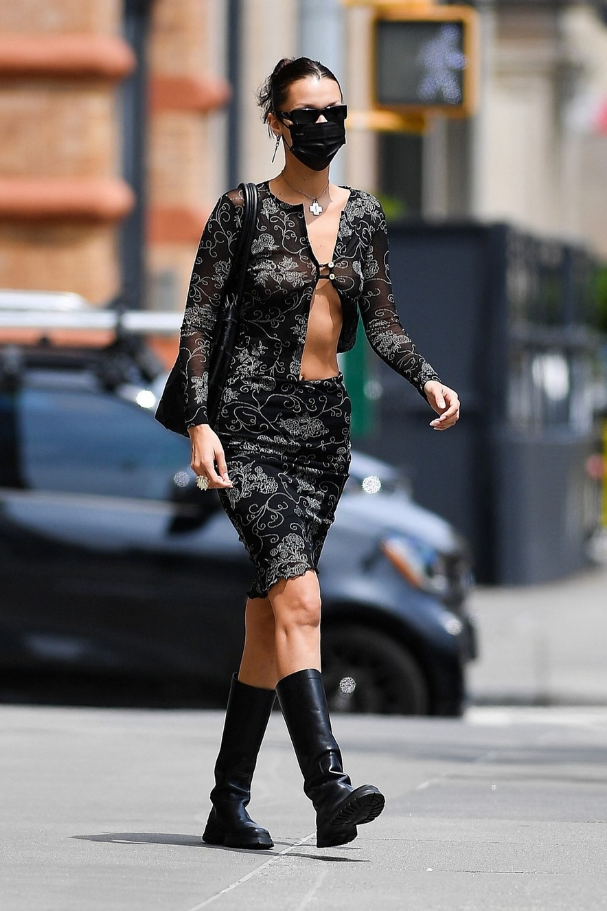 bella-hadid-sideboobs-in-ny-thefappening-cfd-4 Bella Hadid Tits
