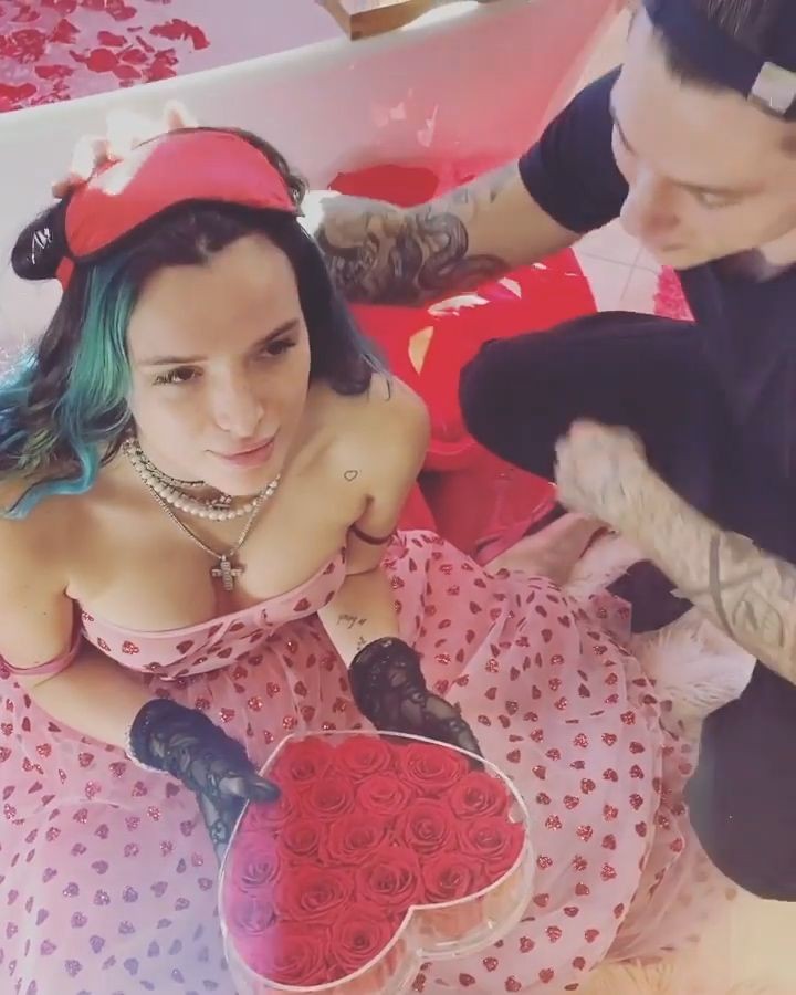 bella-thorne-sexy-valentines-day-3-1 Bella Thorne Sexy