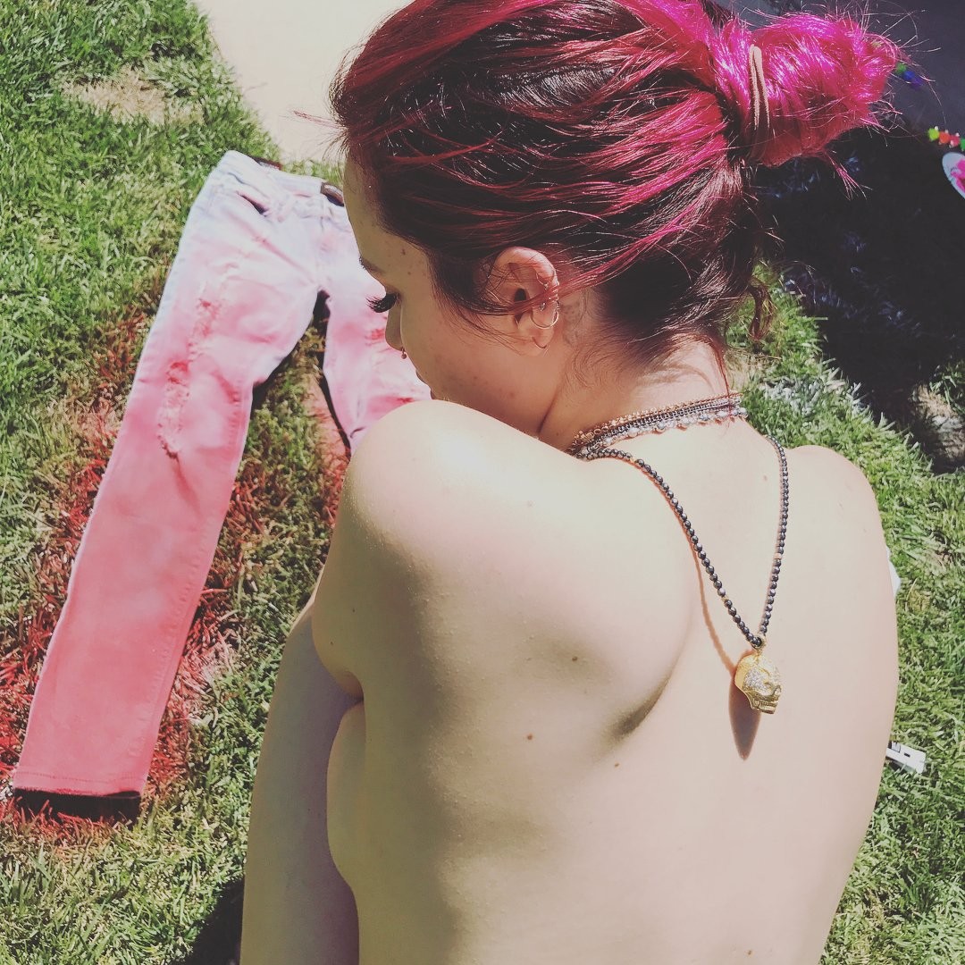 bella-thorne-topless-thefappening-cfd-2 Bella Thorne showing big Boobs side view