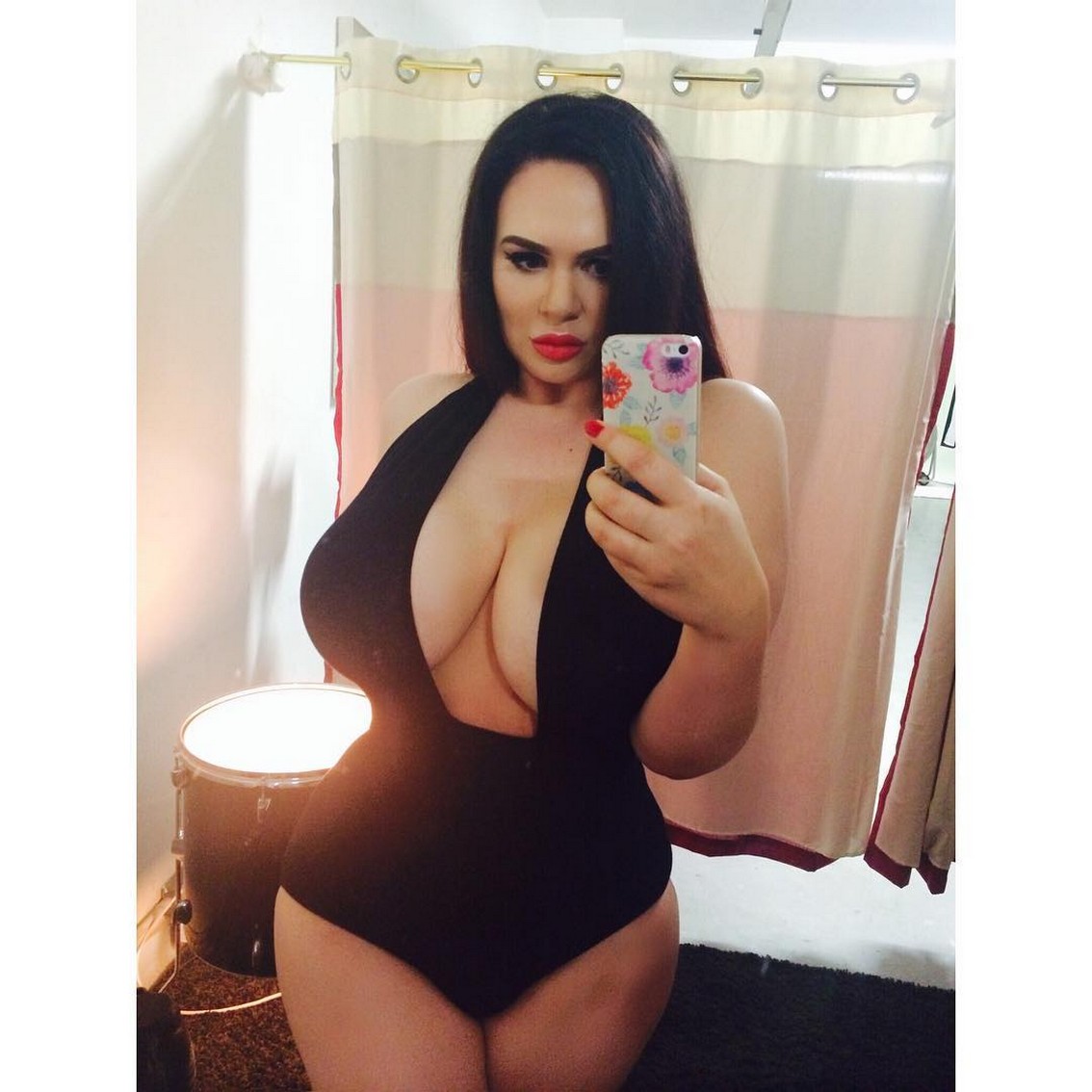 big-tits-of-lexy-lu-in-a-deep-cleavage-thefappening-cfd-7 Big Tits Of Lexy Lu In A Deep Cleavage