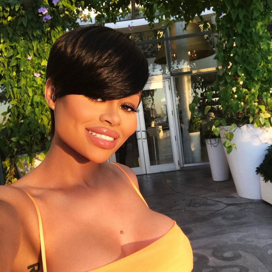 blac-chyna-sexy-in-tight-yellow-dress-thefappening-cfd-3 Blac Chyna Boobs