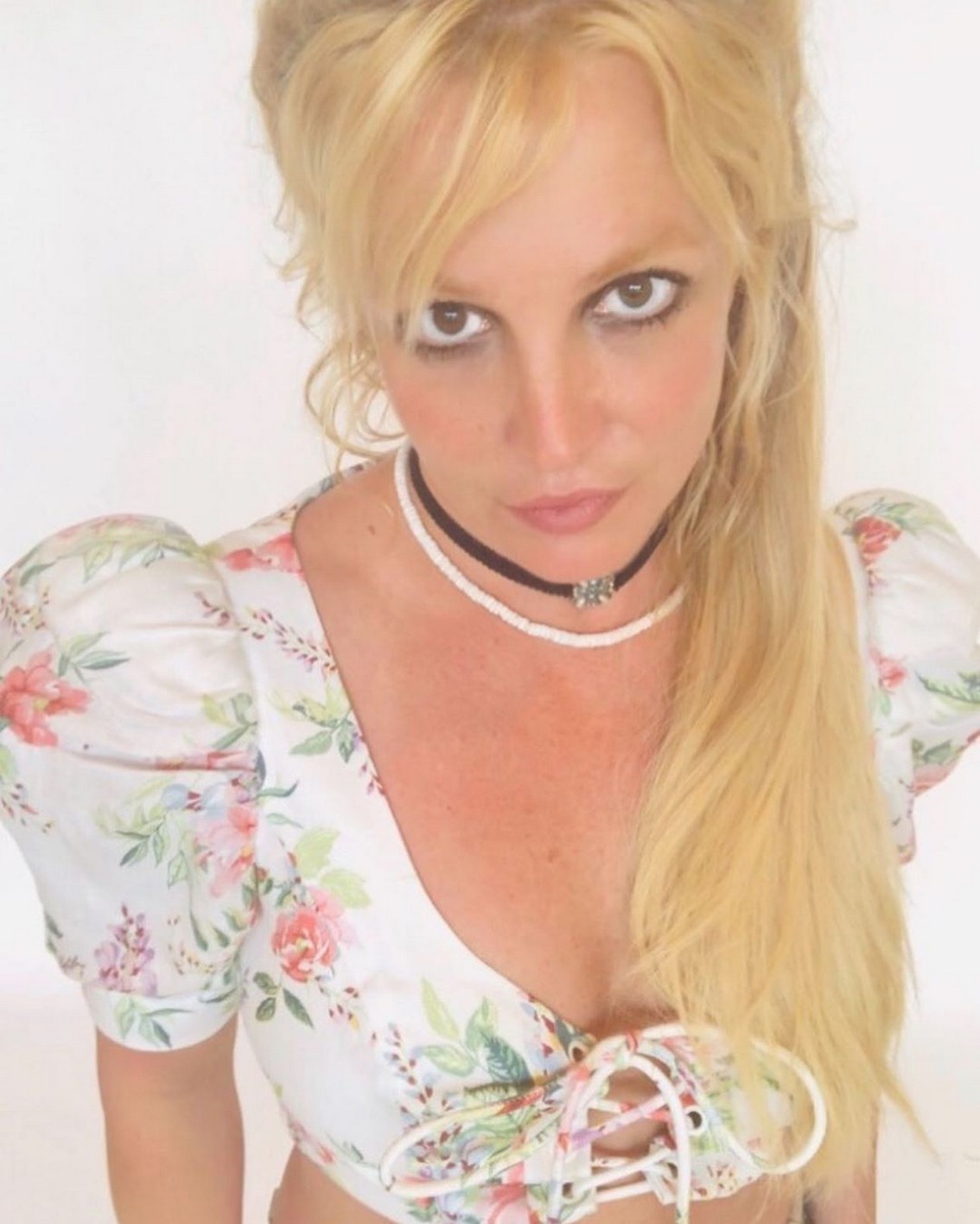 britney-spears-tits-in-cleavage-thefappeningpro-2 britney spears tits in cleavage thefappeningpro 2
