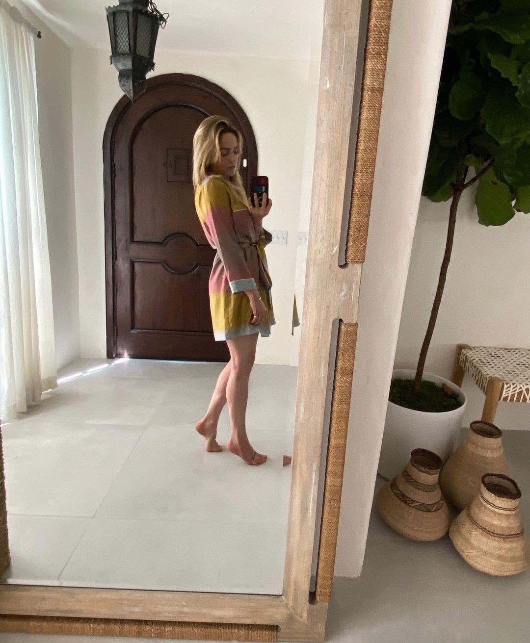 caity-lotz-feet-thefappening-cfd-9 Caity Lotz Feet On Selfie
