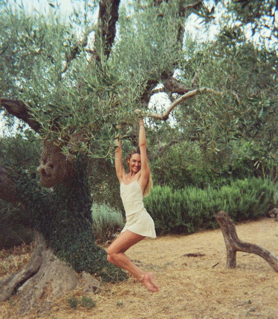 candice-swanepoel-cooks-pizza-topless-thefappening-cfd-4 Candice Swanepoel Barefoot