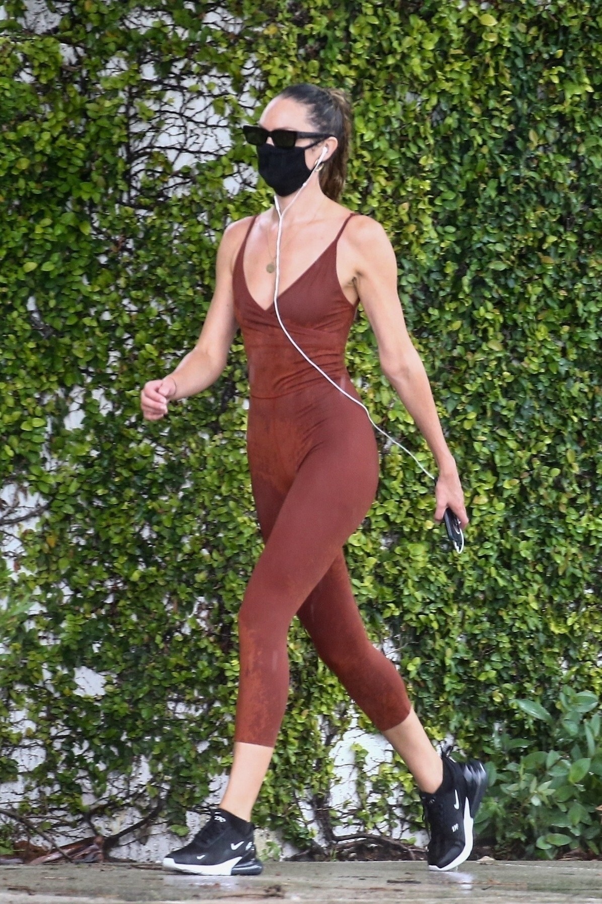 candice-swanepoel-sexy-and-wet-in-the-rain-thefappening-cfd-11 Candice Swanepoel Sexy