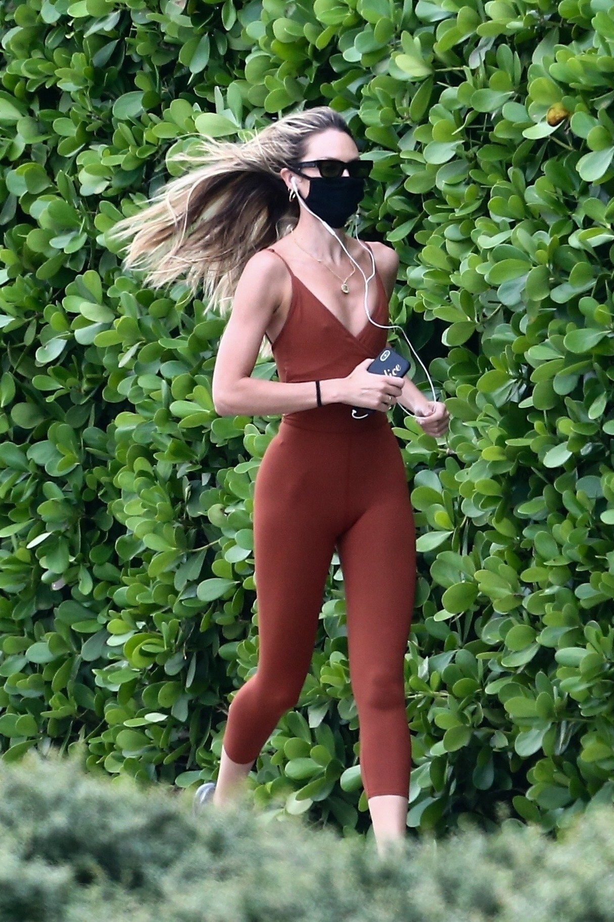 candice-swanepoel-sexy-and-wet-in-the-rain-thefappening-cfd-2 candice swanepoel sexy and wet in the rain thefappening cfd 2