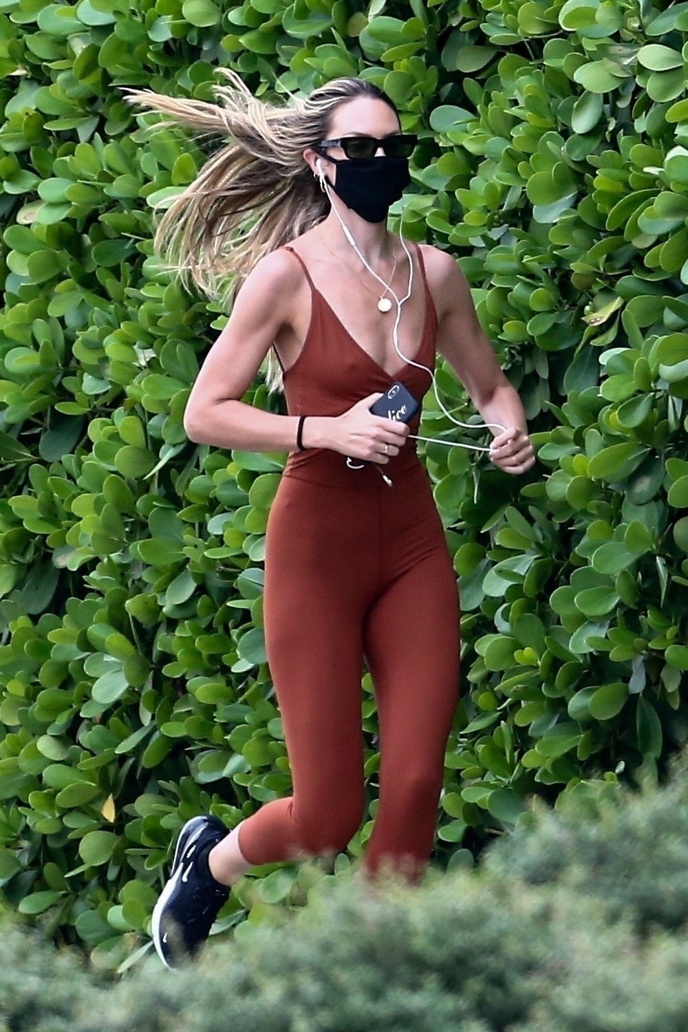candice-swanepoel-sexy-and-wet-in-the-rain-thefappening-cfd-3 candice swanepoel sexy and wet in the rain thefappening cfd 3