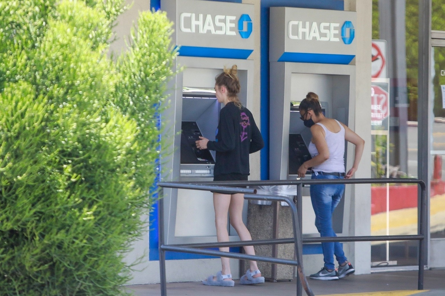 cara-delevingne-sexy-walk-to-the-atm-in-la-thefappening-pro-12 cara delevingne sexy walk to the atm in la thefappening pro 12