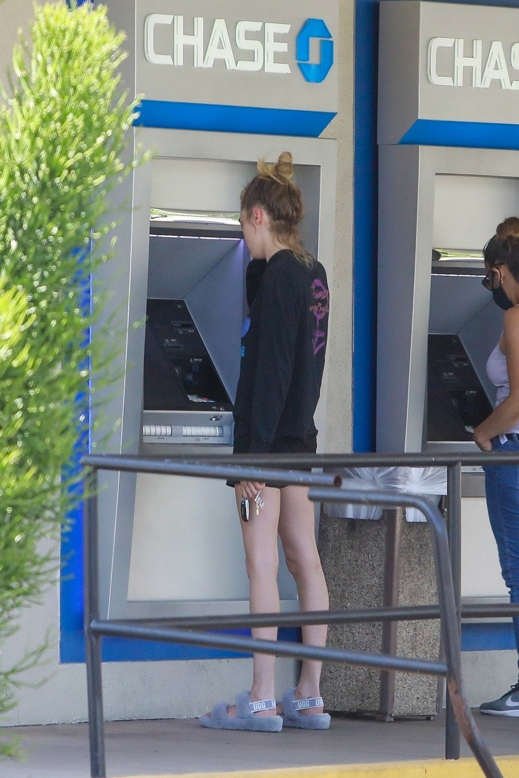 cara-delevingne-sexy-walk-to-the-atm-in-la-thefappening-pro-13 cara delevingne sexy walk to the atm in la thefappening pro 13