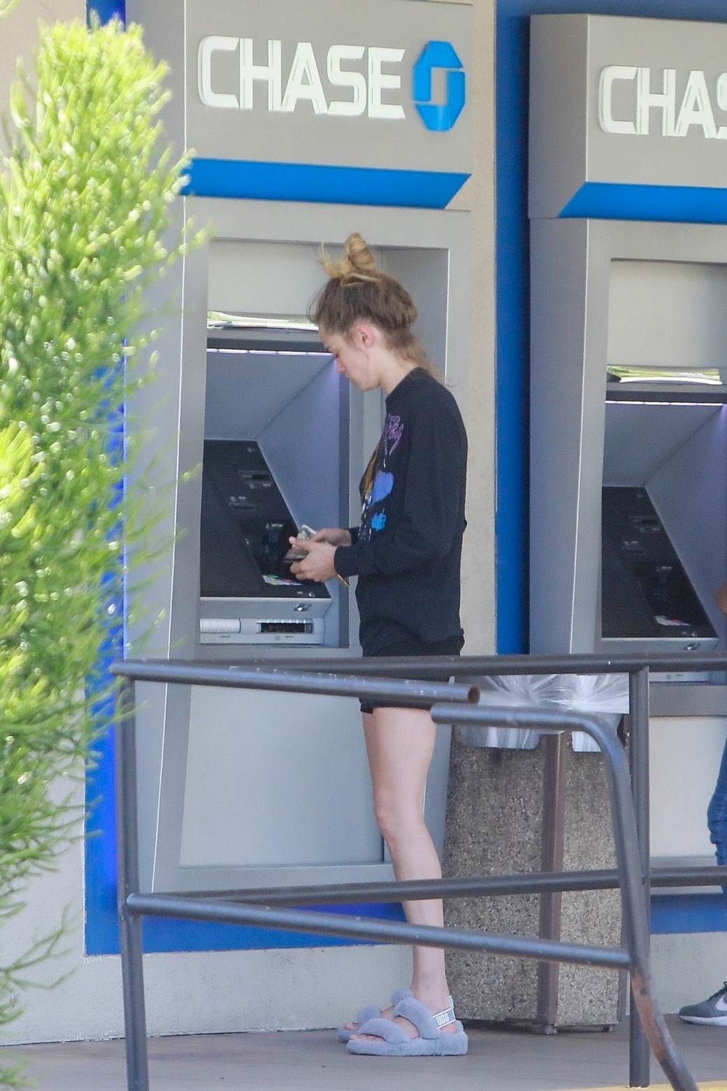 cara-delevingne-sexy-walk-to-the-atm-in-la-thefappening-pro-7 cara delevingne sexy walk to the atm in la thefappening pro 7