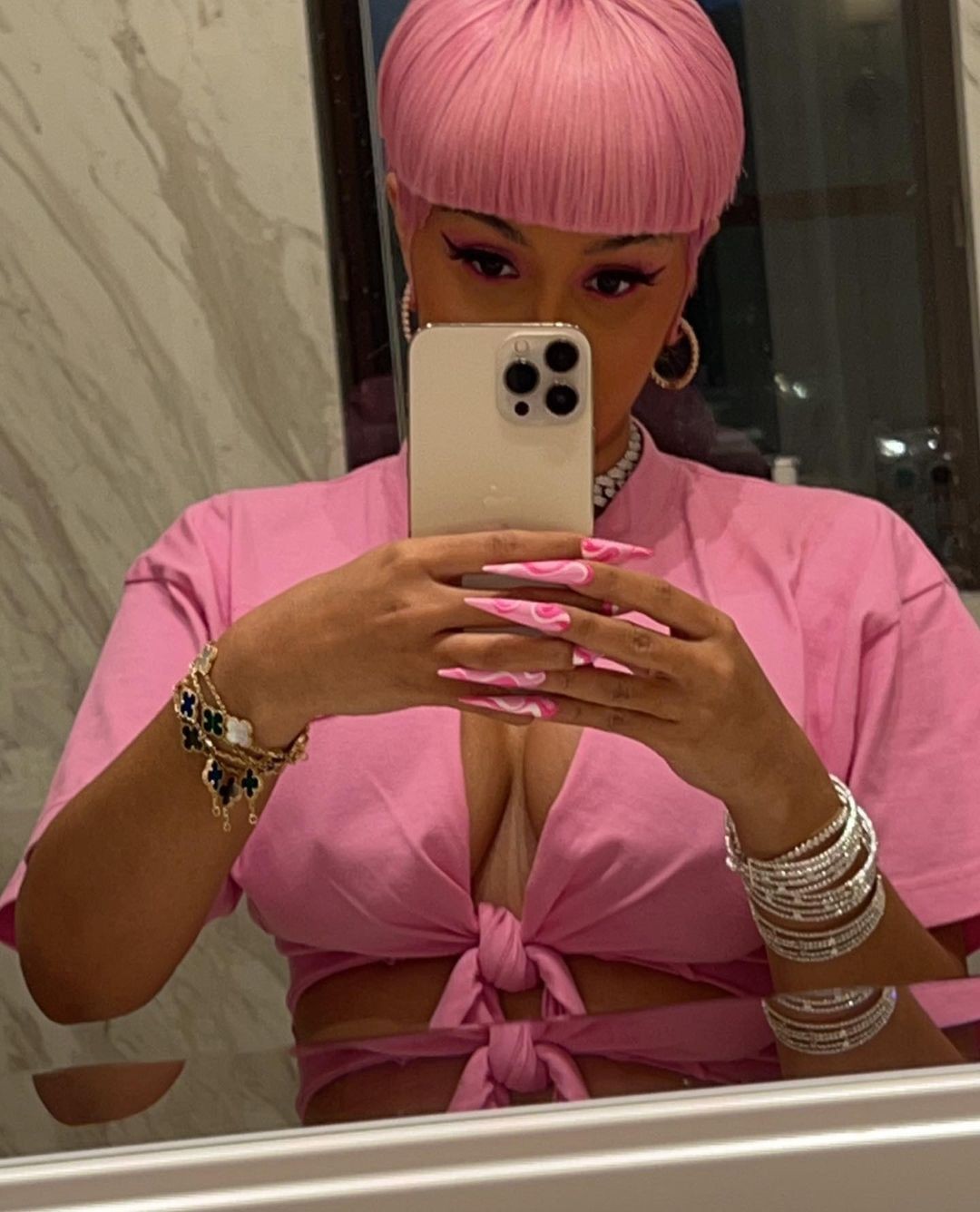 cardi-b-sexy-in-pink-thefappening-cfd-6 Cardi B Selfie